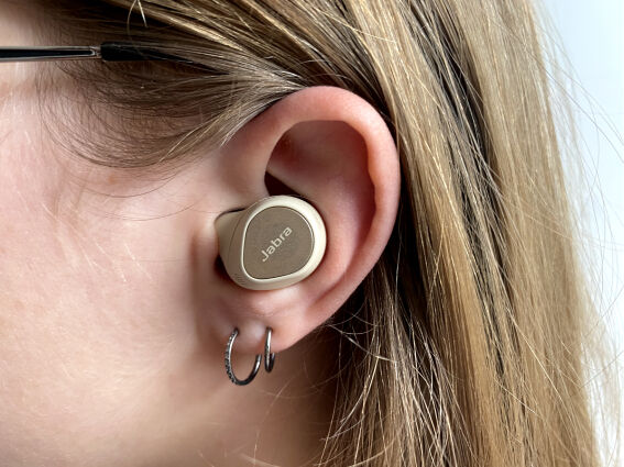 Hier siehst Du die Jabra Elite 7 Pro im Ohr